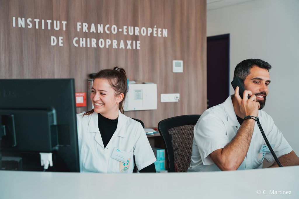 Etudiants à l'accueil du centre clinique de chiropraxie de l'IFEC à Toulouse